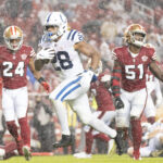 Onde assistir NFL October 24, 2021; Santa Clara, California, USA; Indianapolis Colts running back Jonathan Taylor (28) scores a touchdown against the San Francisco 49ers during the third quarter at Levi's Stadium. Mandatory Credit: Kyle Terada-USA TODAY Sports