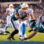 Onde assistir NFL Nov 7, 2021; Philadelphia, Pennsylvania, USA; Los Angeles Chargers quarterback Justin Herbert (10) runs for a touchdown against the Philadelphia Eagles during the fourth quarter at Lincoln Financial Field. Mandatory Credit: Bill Streicher-USA TODAY Sports