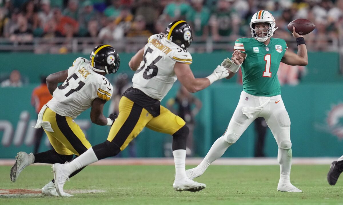 Onde assistir NFL Miami Dolphins quarterback Tua Tagovailoa (1) drops back to pass in the fourth quarter as Pittsburgh Steelers linebacker Alex Highsmith (56) and defensive tackle Montravius Adams (57) close in on the play at Hard Rock Stadium in Miami Gardens, Oct. 23, 2022. Week 7 Dolphins Vs Pittsburgh Steelers Jr3498