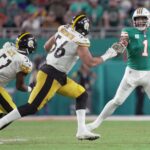 Onde assistir NFL Miami Dolphins quarterback Tua Tagovailoa (1) drops back to pass in the fourth quarter as Pittsburgh Steelers linebacker Alex Highsmith (56) and defensive tackle Montravius Adams (57) close in on the play at Hard Rock Stadium in Miami Gardens, Oct. 23, 2022. Week 7 Dolphins Vs Pittsburgh Steelers Jr3498