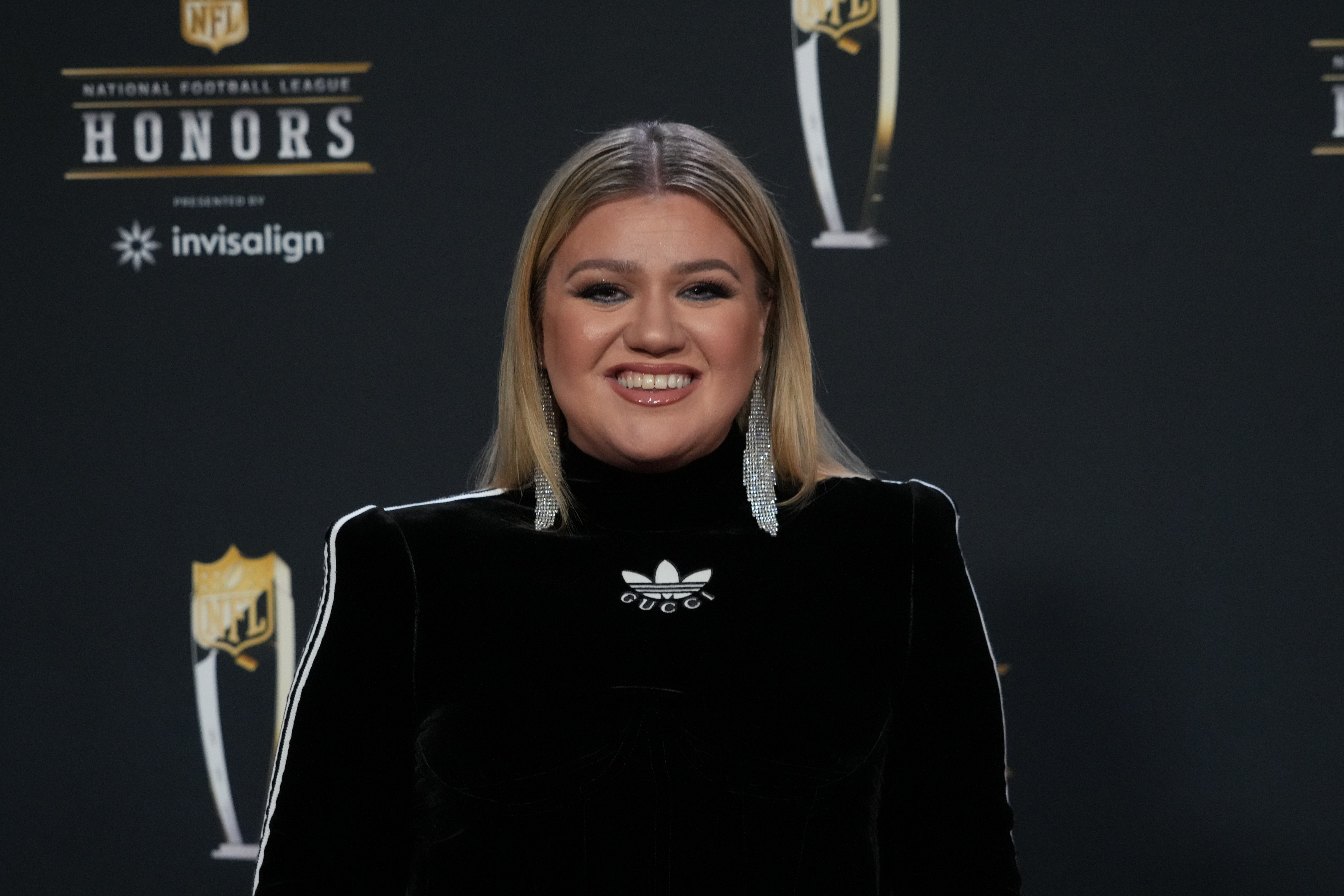 Natal na Netlfix Feb 9, 2023; Phoenix, Arizona, US; Kelly Clarkson poses for a photo on the red carpet before the NFL Honors award show at Symphony Hall. Mandatory Credit: Kirby Lee-USA TODAY Sports