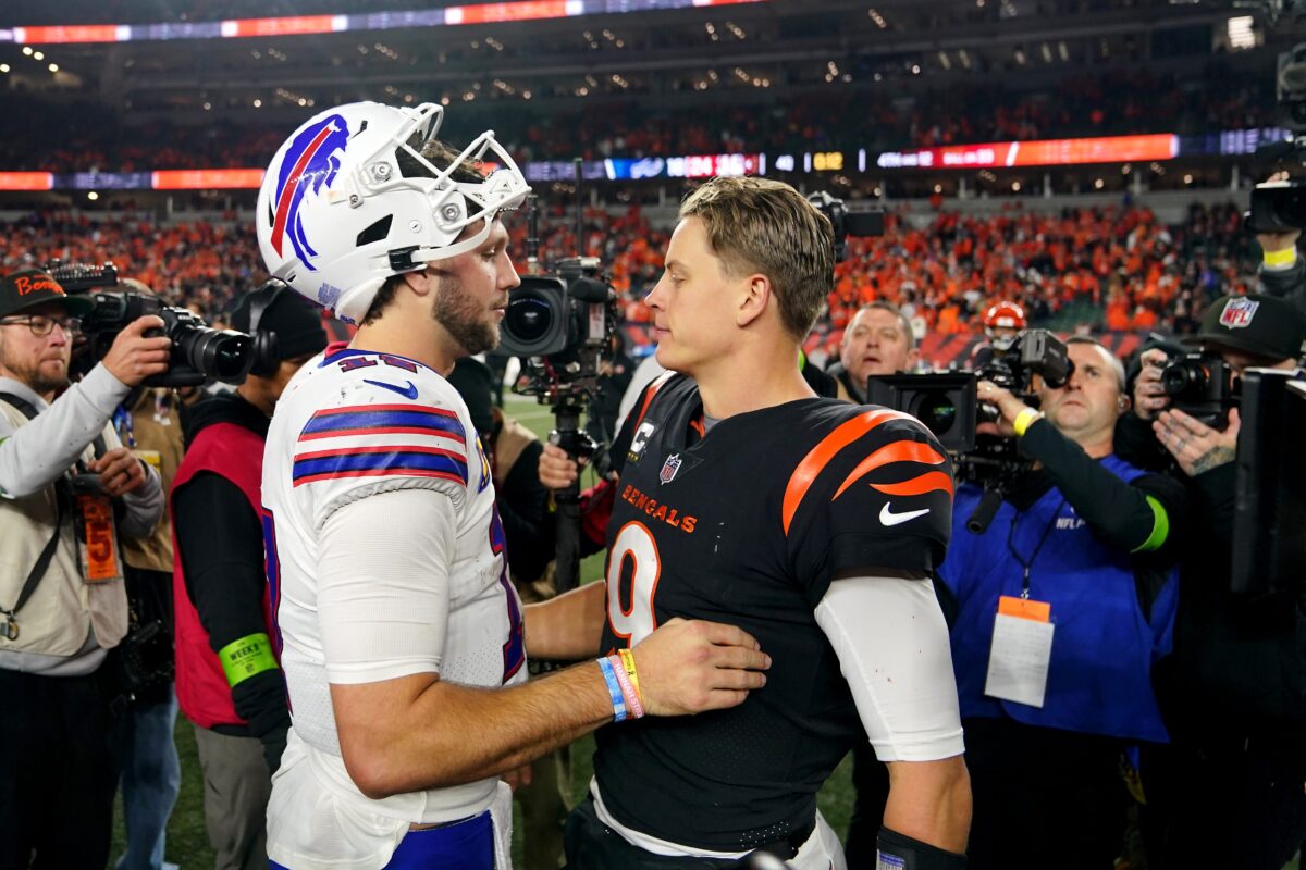 Semana 14 da NFL Buffalo Bills quarterback Josh Allen (17) and Cincinnati Bengals quarterback Joe Burrow (9) shake hands at the conclusion of a Week 9 NFL football game between the Buffalo Bills and the Cincinnati Bengals, Monday, Nov. 6, 2023, at Paycor Stadium in Cincinnati.