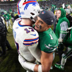 Semana 17 da NFL Nov 26, 2023; Philadelphia, Pennsylvania, USA; Philadelphia Eagles and Buffalo Bills quarterback Josh Allen (17) meet on the field after an Eagles overtime victory at Lincoln Financial Field. Mandatory Credit: Bill Streicher-USA TODAY Sports