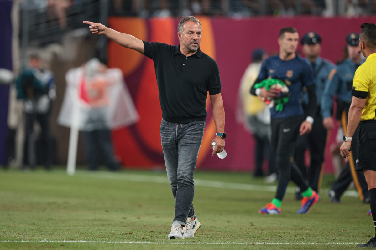 Hansi Flick, técnico do Barcelona, no campo em jogo da equipe