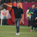 Hansi Flick, técnico do Barcelona, no campo em jogo da equipe