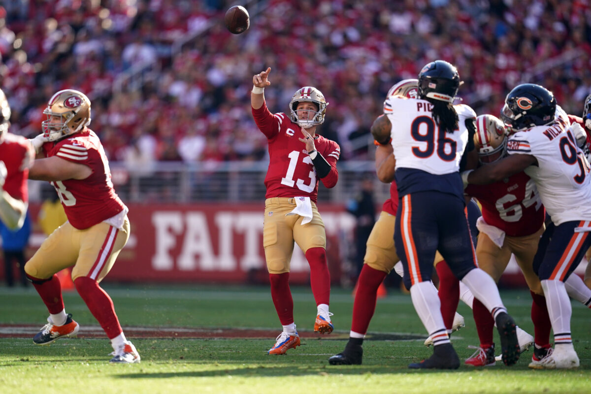 Onde assistir NFL Dec 8, 2024; Santa Clara, California, USA; San Francisco 49ers quarterback Brock Purdy (13) throws a pass for a first down against the Chicago Bears in the first quarter at Levi's Stadium. Mandatory Credit: Cary Edmondson-Imagn Images