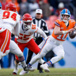 Natal da NFL Jan 5, 2025; Denver, Colorado, USA; Denver Broncos quarterback Bo Nix (10) scrambles under pressure from Kansas City Chiefs linebacker Joshua Uche (55) as guard Quinn Meinerz (77) defends against defensive end Malik Herring (94) in the second quarter at Empower Field at Mile High. Mandatory Credit: Isaiah J. Downing-Imagn Images