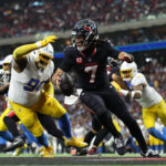 Onde assistir NFL Jan 11, 2025; Houston, Texas, USA; Houston Texans quarterback C.J. Stroud (7) avoids a tackle by Los Angeles Chargers defensive tackle Teair Tart (90) during the second quarter in an AFC wild card game at NRG Stadium. Mandatory Credit: Troy Taormina-Imagn Images
