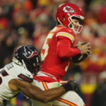 Onde assistir NFL Jan 18, 2025; Kansas City, Missouri, USA; Houston Texans defensive end Danielle Hunter (55) tackles Kansas City Chiefs quarterback Patrick Mahomes (15) during the third quarter of a 2025 AFC divisional round game at GEHA Field at Arrowhead Stadium. Mandatory Credit: Jay Biggerstaff-Imagn Images