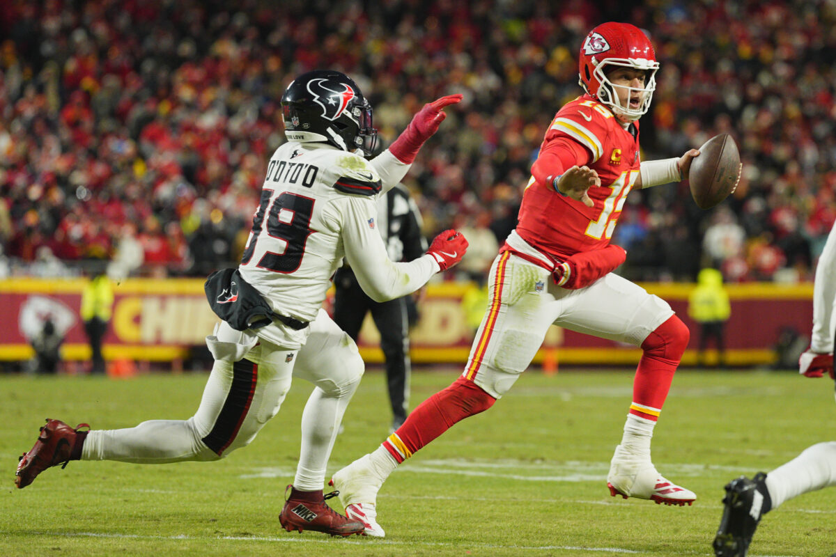 Texans Chiefs Jan 18, 2025; Kansas City, Missouri, USA; Kansas City Chiefs quarterback Patrick Mahomes (15) rolls away from Houston Texans linebacker Henry To'oTo'o (39) during the fourth quarter of a 2025 AFC divisional round game at GEHA Field at Arrowhead Stadium. Mandatory Credit: Jay Biggerstaff-Imagn Images