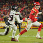 Texans Chiefs Jan 18, 2025; Kansas City, Missouri, USA; Kansas City Chiefs quarterback Patrick Mahomes (15) rolls away from Houston Texans linebacker Henry To'oTo'o (39) during the fourth quarter of a 2025 AFC divisional round game at GEHA Field at Arrowhead Stadium. Mandatory Credit: Jay Biggerstaff-Imagn Images
