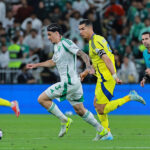 Zagueiro Ibanez em campo pelo Al Ahli, da Arábia Saudita, sob a marcação do atacante Cristiano Ronaldo