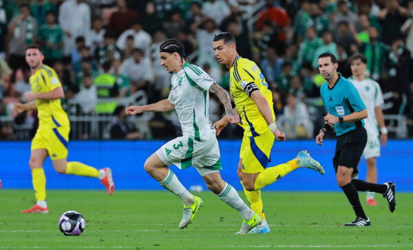 Zagueiro Ibanez em campo pelo Al Ahli, da Arábia Saudita, sob a marcação do atacante Cristiano Ronaldo