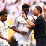 Rodrygo (E), Tchouaméni (meio) e Xabi Alonso (D) em jogo do Real Madrid