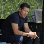 Técnico do Atlético de Madrid, Diego Simeone, na beira do campo em jogo da equipe - o Atlético de Madrid perdeu para o Barcelona na última terça-feira (2/12/2025), pelo Campeonato Espanhol