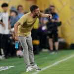 Argentino Martín Anselmi, alvo do Botafogo para ser o novo técnico, na beira do campo em jogo do Porto contra o Al Ahly na Copa do Mundo de Clubes