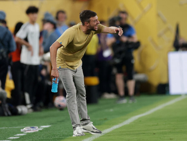 Argentino Martín Anselmi, alvo do Botafogo para ser o novo técnico, na beira do campo em jogo do Porto contra o Al Ahly na Copa do Mundo de Clubes