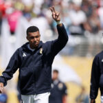 Mbappé, com Tchouaméni ao fundo, em aquecimento de jogo do Real Madrid na Copa do Mundo de Clubes da FIFA 2025