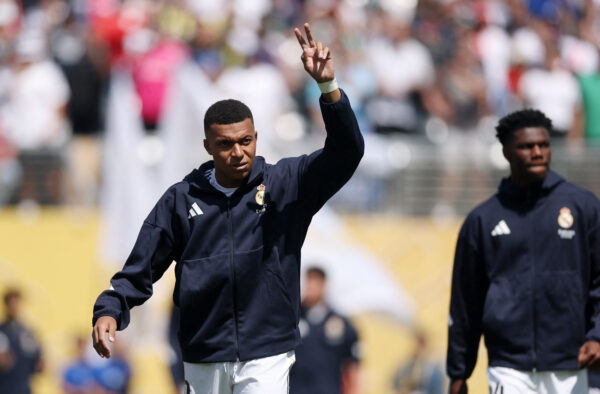 Mbappé, com Tchouaméni ao fundo, em aquecimento de jogo do Real Madrid na Copa do Mundo de Clubes da FIFA 2025