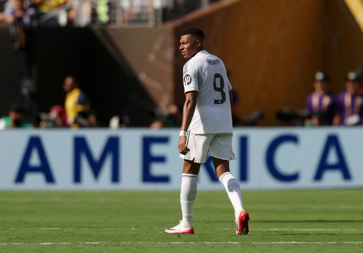 Mbappé em campo em jogo do Real Madrid - futebol