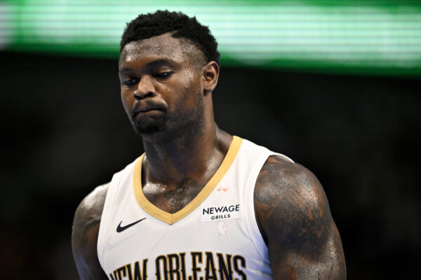 Zion Williamson fica fora de ação por longo período após lesão muscular
