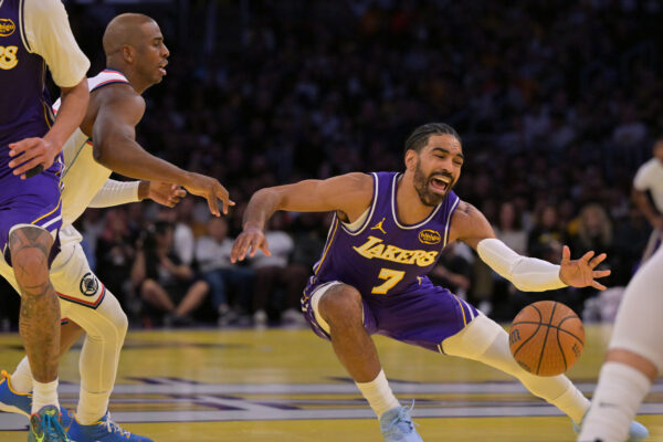 Lakers perdem Gabe Vincent por 1 semana após lesão nas costas