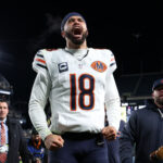 Playoffs da NFL Nov 28, 2025; Philadelphia, Pennsylvania, USA; Chicago Bears quarterback Caleb Williams (18) celebrates after the game against the Philadelphia Eagles at Lincoln Financial Field. Mandatory Credit: Bill Streicher-Imagn Images