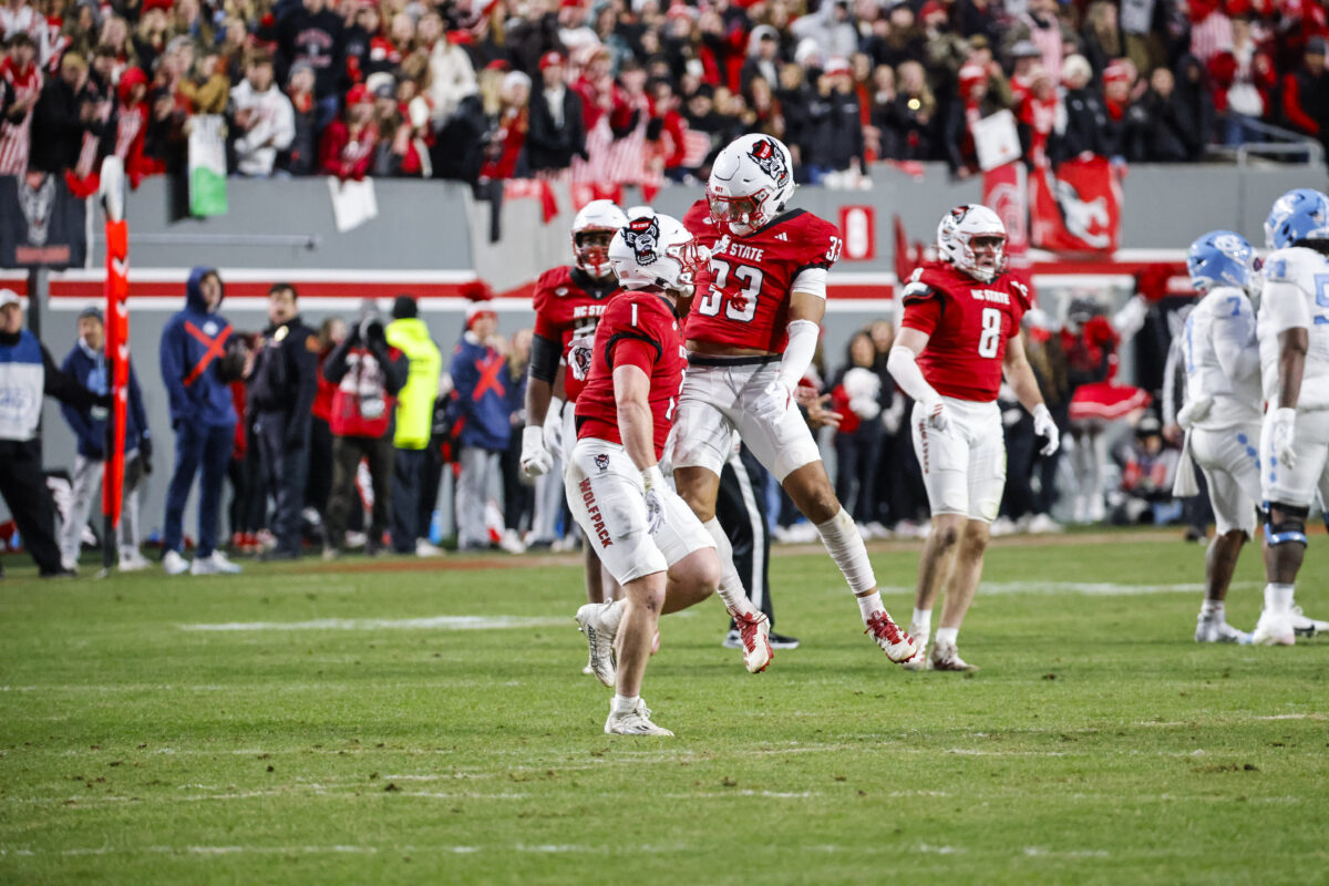 College Football no Brasil Nov 29, 2025; Raleigh, North Carolina, USA; NC State Wolfpack linebacker Caden Fordham (1) reacts to his tackle with linebacker Jr. Kenny Soares (33) during the first half of the game against North Carolina Tar Heels at Carter-Finley Stadium. Mandatory Credit: Jaylynn Nash-Imagn Images