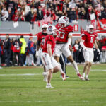College Football no Brasil Nov 29, 2025; Raleigh, North Carolina, USA; NC State Wolfpack linebacker Caden Fordham (1) reacts to his tackle with linebacker Jr. Kenny Soares (33) during the first half of the game against North Carolina Tar Heels at Carter-Finley Stadium. Mandatory Credit: Jaylynn Nash-Imagn Images