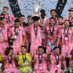 Messi levantando a taça da MLS ao lado do elenco do Inter Miami - Estados Unidos, 06/12/2025