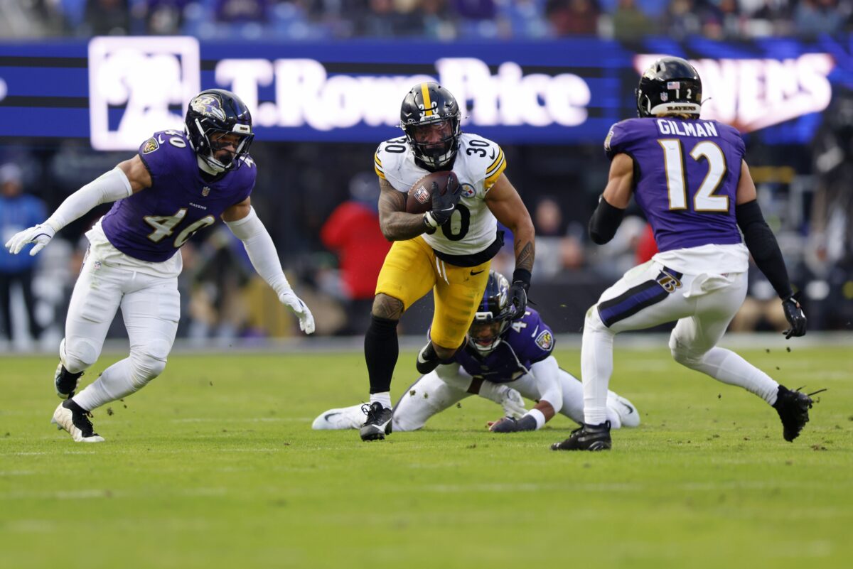 Jaylen Warren em ação pelos Steelers contra os Ravens em 2025.