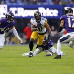 Jaylen Warren em ação pelos Steelers contra os Ravens em 2025.