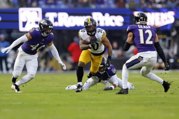 Jaylen Warren em a&ccedil;&atilde;o pelos Steelers contra os Ravens em 2025.