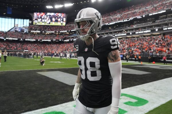 Maxx Crosby deixa CT dos Raiders após não ser relacionado para a semana 17