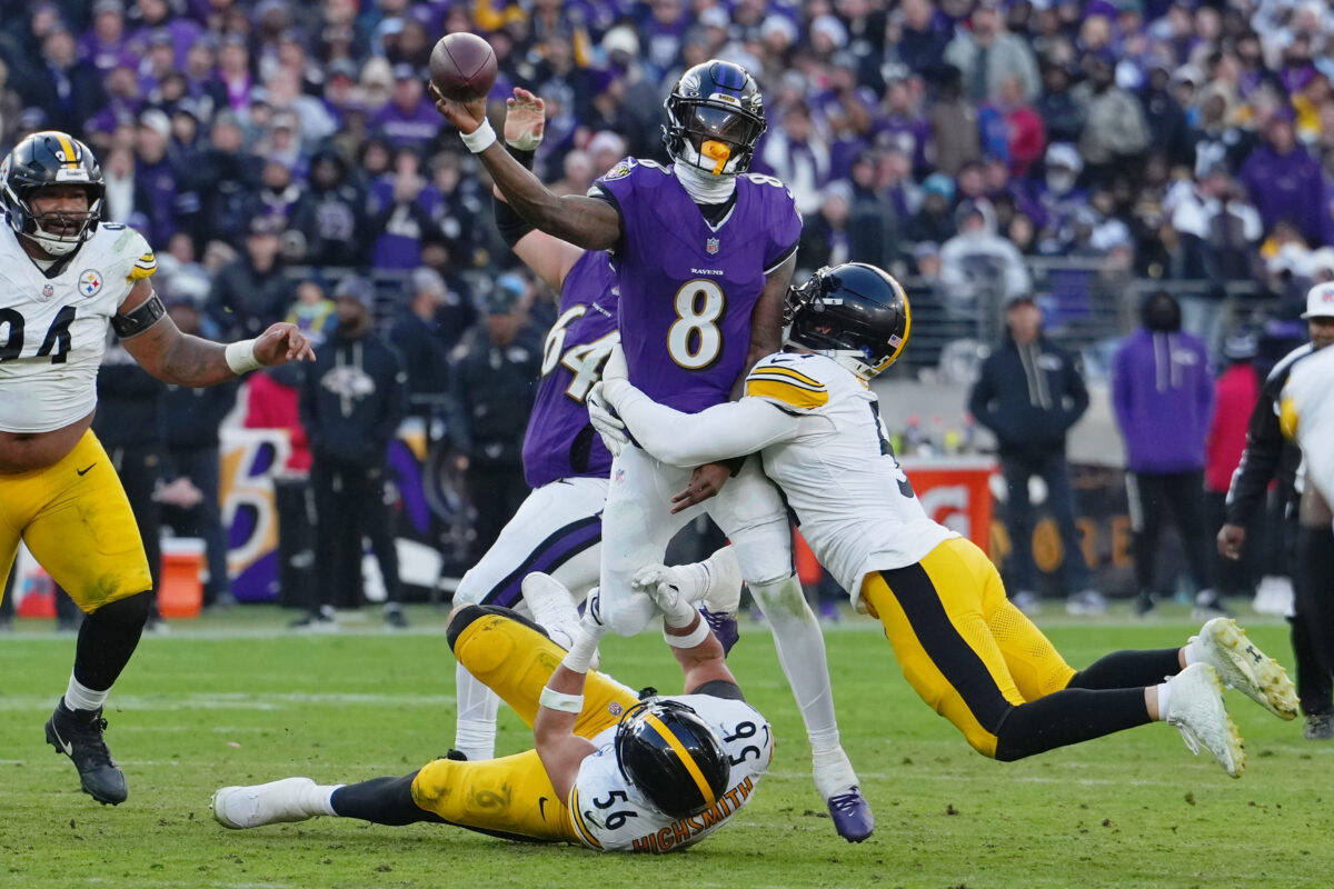 Semana 18 da NFL Dec 7, 2025; Baltimore, Maryland, USA; Baltimore Ravens quarterback Lamar Jackson (8) passes the ball while defended by Pittsburgh Steelers linebacker Alex Highsmith (56) and linebacker Nick Herbig (51) during the second half at M&T Bank Stadium. Mandatory Credit: Mitch Stringer-Imagn Images