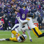 Semana 18 da NFL Dec 7, 2025; Baltimore, Maryland, USA; Baltimore Ravens quarterback Lamar Jackson (8) passes the ball while defended by Pittsburgh Steelers linebacker Alex Highsmith (56) and linebacker Nick Herbig (51) during the second half at M&T Bank Stadium. Mandatory Credit: Mitch Stringer-Imagn Images