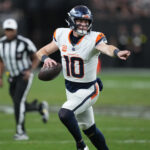 Onde Assistir NFL Semana 15 Playoffs da NFL Dec 7, 2025; Paradise, Nevada, USA; Denver Broncos quarterback Bo Nix (10) scrambles against the Las Vegas Raiders during the second half at Allegiant Stadium. Mandatory Credit: Kirby Lee-Imagn Images