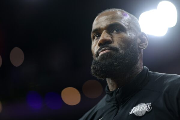 LeBron James faz alusão a possível aposentadoria após brilhar contra os 76ers