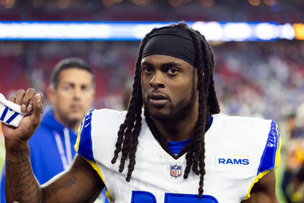 Davante Adams será avaliado semanalmente com lesão na coxa