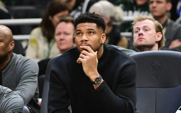 Bucks fecham portas para trocas e deixam futuro de Giannis em espera