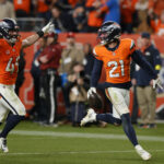 Playoffs da NFL Dec 14, 2025; Denver, Colorado, USA; Denver Broncos cornerback Riley Moss (21) and linebacker Alex Singleton (49) celebrate following an interception during the fourth quarter against the Green Bay Packers at Empower Field at Mile High. Mandatory Credit: Isaiah J. Downing-Imagn Images