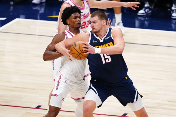 Nuggets-Rockets: Jokic comanda vitória com 12º triplo-duplo da temporada