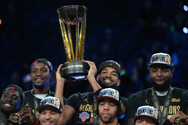 Towns doa premiação da NBA Cup para a República Dominicana