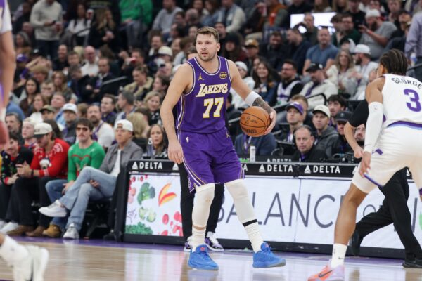 Luka Doncic desfalca Lakers contra os Suns com lesão na panturrilha