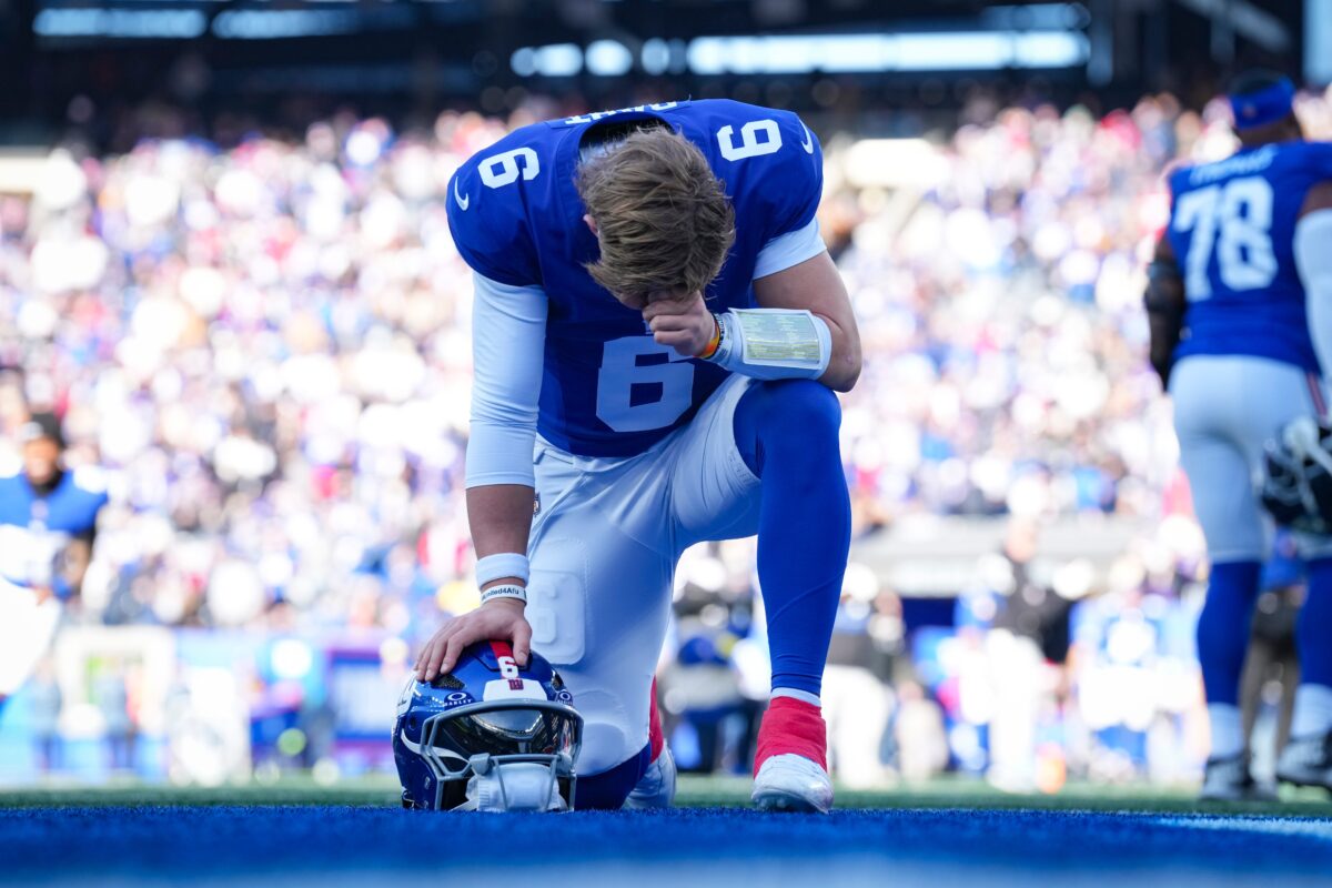 NFL Draft 2026 New York Giants quarterback Jaxson Dart (6) kneels in the end zone before a game against the Minnesota Vikings at MetLife Stadium, Dec 21, 2025, East Rutherford, NJ, USA