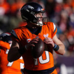 Onde assistir NFL Dec 21, 2025; Denver, Colorado, USA; Denver Broncos quarterback Bo Nix (10) drops back to pass against the Jacksonville Jaguars during the first half at Empower Field at Mile High. Mandatory Credit: Ron Chenoy-Imagn Images