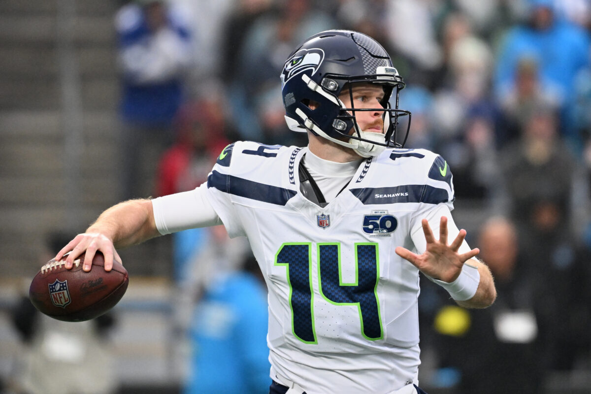 Playoffs da NFL Dec 28, 2025; Charlotte, North Carolina, USA; Seattle Seahawks quarterback Sam Darnold (14) throws a pass against the Carolina Panthers during the first quarter at Bank of America Stadium. Mandatory Credit: Bob Donnan-Imagn Images