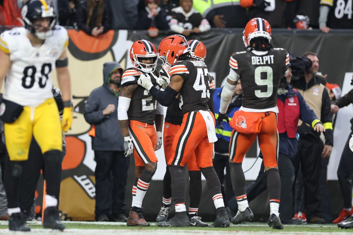Defesa dos Browns contra os Steelers em 2025.