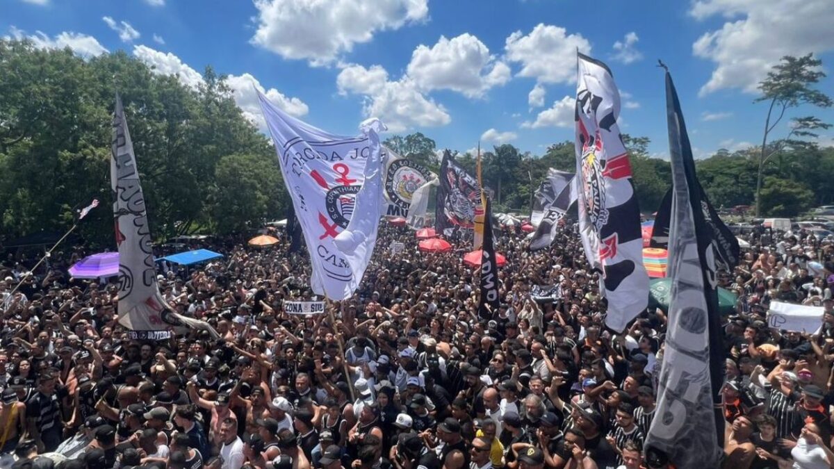 Festa da torcida do Corinthians no CT Joaquim Grava neste sábado, 20/12/2025