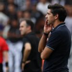 Técnico Abel Ferreira na beira do campo em Ceará 1 x 3 Palmeiras - Brasileirão, Arena Castelão, 07/12/2025
